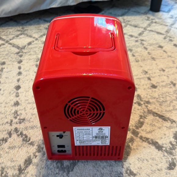 Fridgidare mini fridge - Picture 3 of 7